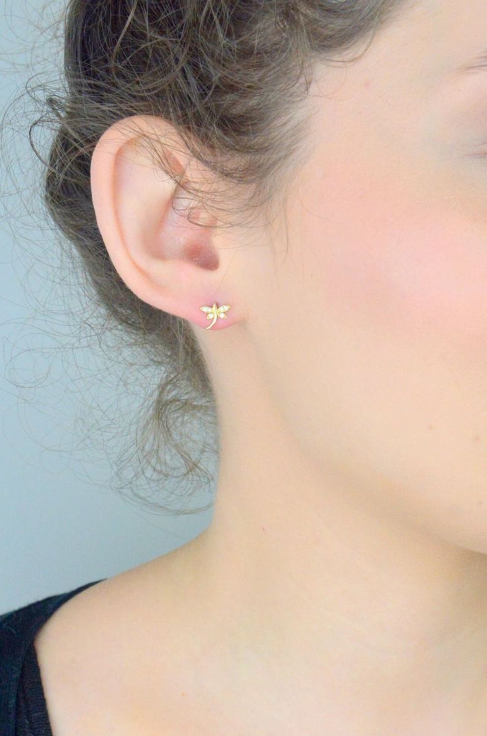 Kolczyki złote ważki z cyrkonią pr 585, KL 3408 Kolczyki mają okrągły kształt z gładką powierzchnią. Kolczyki to ponadczasowa biżuteria, która pasuje do każdego rodzaju stylizacji.1.jpg